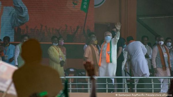 ओमिक्रॉन की दहशत के बीच क्या टल पाएंगे चुनाव