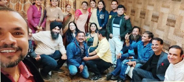 25 साल बाद मिले कॉलेज साथी, यादें हुईं ताजी,  उपलब्धियों वाले दोस्तों को किया सम्मानित