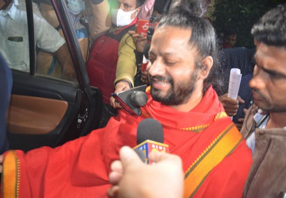 कालीचरण को महाराष्ट्र पुलिस ले गई..