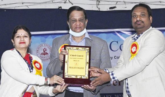 प्रगति महाविद्यालय में छात्रसंघ शपथ ग्रहण, आचरण से ही चरित्र उच्च कोटि का बनता है-डॉ. वर्मा