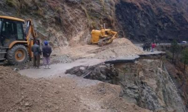 श्रीनगर-जम्मू राष्ट्रीय राजमार्ग यातायात के लिए बंद