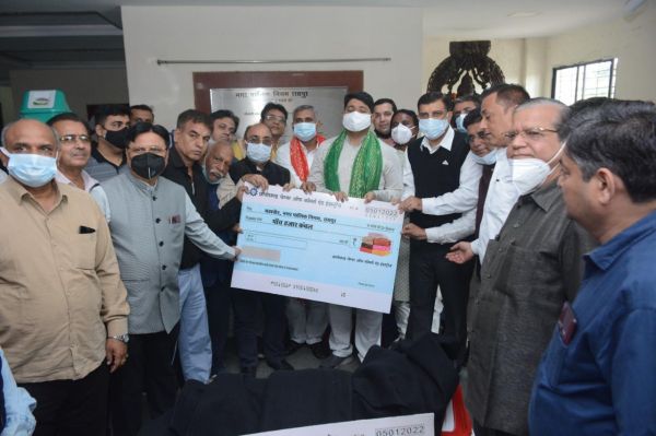 चेम्बर ने नगर निगम को दिये 5000 कंबल एवं 1000 डस्टबीन