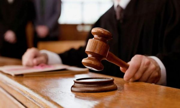 गुजरात की अदालत में गुजराती नहीं