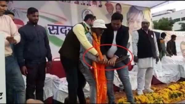 उत्तराखंड के पूर्व सीएम हरीश रावत की सुरक्षा में चूक, मंच पर छुरा लेकर पहुंचा शख्स