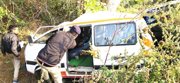 हाईवे में एंबुलेंस चालक को झपकी,  नाली में घुसी वाहन