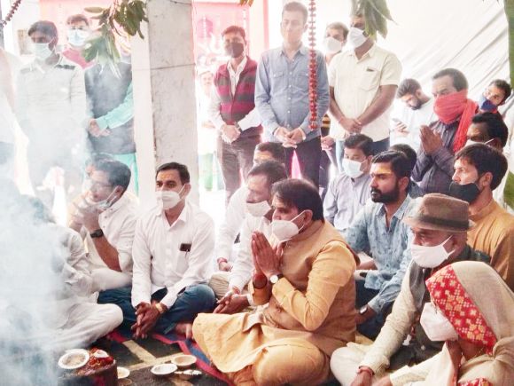 कोरोना प्रोटोकॉल की धज्जियां उड़ा भाजपा ने मोदी के कुशलक्षेम के लिए हवन पूजन कराया