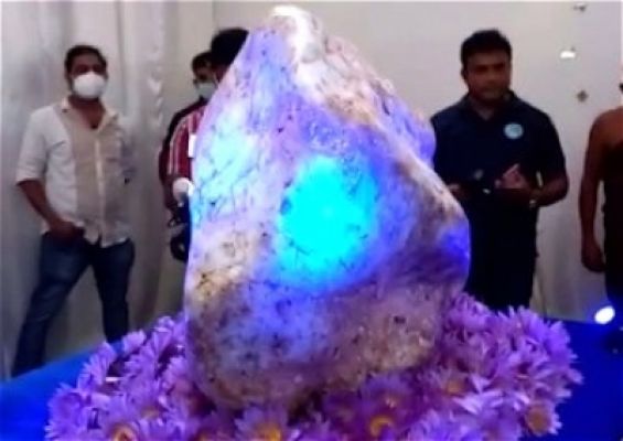 दुबई की फर्म ने श्रीलंका में पाए गए दुनिया के सबसे बड़े नीलम के लिए 100 मिलियन डॉलर की पेशकश की