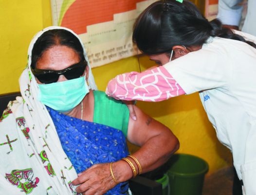 बूस्टर डोज़: कोरोना वैक्सीन का प्रिकॉशन डोज़ कैसे, कब और कहां मिलेगा?