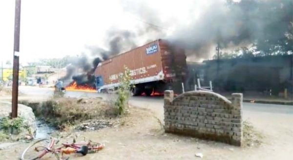  बाईक से भरे चलते कंटेनर में आग, चालक फरार