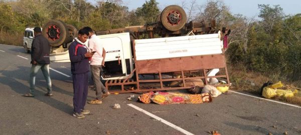 तेलंगाना के पास मजदूरों से भरी पिकअप पलटी, 2 मौतें, 19 घायल