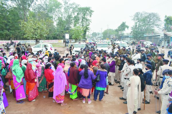 पुलिस परिवार की महिलाओं ने फिर शुरू किया प्रदर्शन