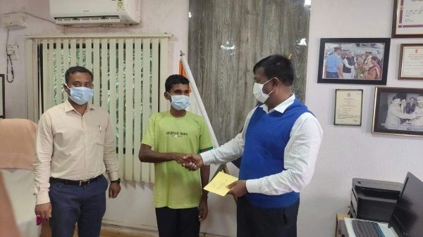 तीन लाख के इनामी एलओएस डिप्टी कमांडर ने किया सरेंडर