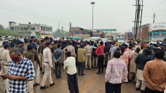 अधिकारियों के घर पहुंचने से पहले, पुलिस परिवार के नेता गिरफ्तार