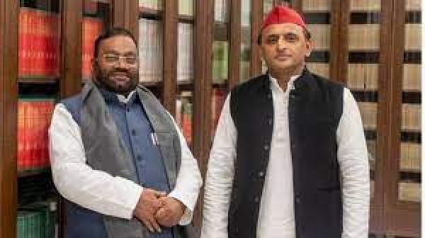 स्वामी प्रसाद मौर्य ने यूपी की योगी आदित्यनाथ सरकार से दिया इस्तीफ़ा, अखिलेश यादव के साथ हुए