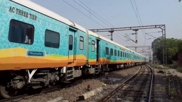 आगरा मंडल में चौथीलाइन कनेक्टिविटी, निजामुद्दीन-दुर्ग आज रद्द, कई अन्य ट्रेनों पर भी असर