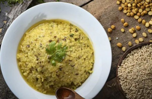 घर में घुसा था चोर, चोरी के बीच में बनाने लगा खिचड़ी, इस चक्कर में पकड़ा गया