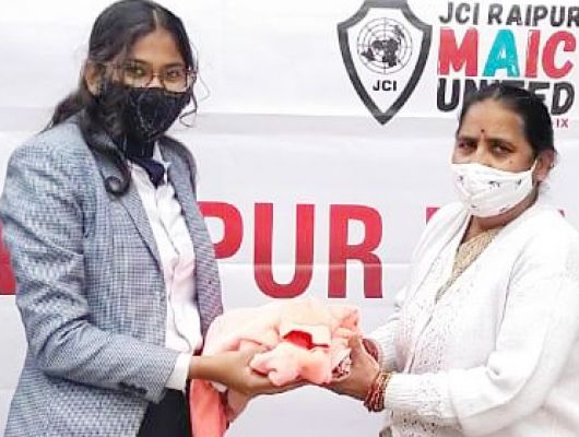 युवा दिवस पर मैक यूनाइटेड द्वारा जरूरतमंदों को कपड़ा वितरण