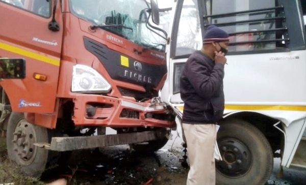 सीएम के कार्यक्रम में जा रही पुलिस बस को ट्रक ने मारी टक्कर, 20 जवान घायल