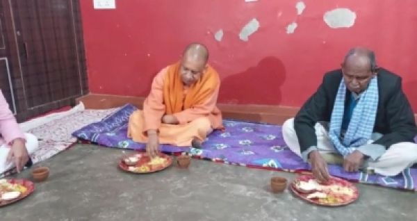 मुख्यमंत्री योगी ने दलित पार्टी कार्यकर्ता के घर मकर संक्रांति का पर्व मनाया