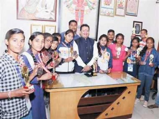 पदक लेकर बसना पहुंचे खिलाडिय़ों का नीलांचल सेवा समिति मेें स्वागत