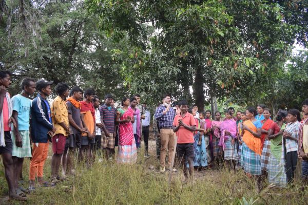 देखें VIDEO : धुर नक्सल इलाके में पहुंचे कलेक्टर-एसपी, लगाई चौपाल