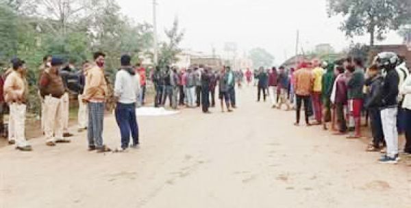 ट्रेलर की ठोकर, युवक की मौत, ग्रामीणों ने शव रख किया जाम