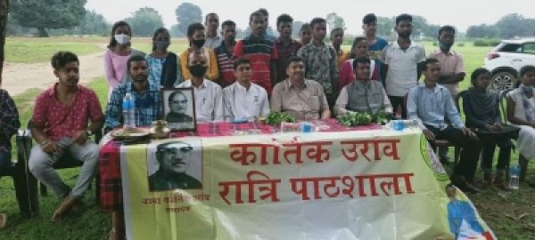 झारखंड में एक पूर्व आईपीएस ने खड़ा कर दिया रात्रि पाठशालाओं का अनूठा रचनात्मक आंदोलन