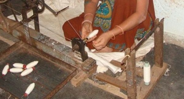 वाराणसी में बनाई गई हस्तनिर्मित खादी के कागज से बनी चप्पलें