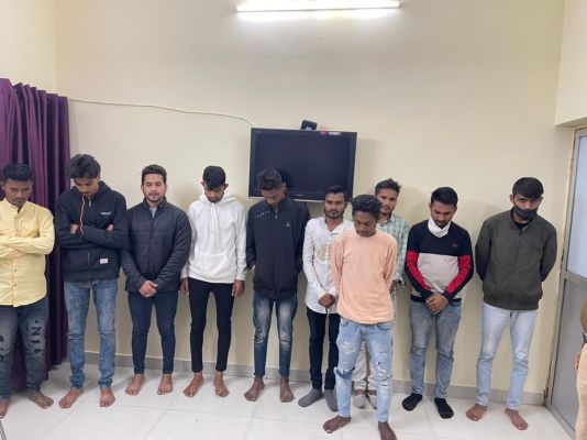 मंदिर चौक के पास जुआ खेल रहे 10 युवा गिरफ्तार, दांव पर लगे एक लाख रुपए जब्त