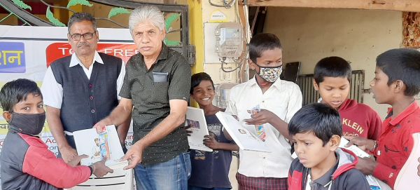 चरामेति फाउंडेशन द्वारा जरूरतमंद बच्चों को लेखन सामग्री वितरण