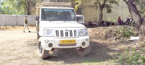 पिकअप ने बाइक सवार को मारी टक्कर, महिला की मौत, 2 घायल