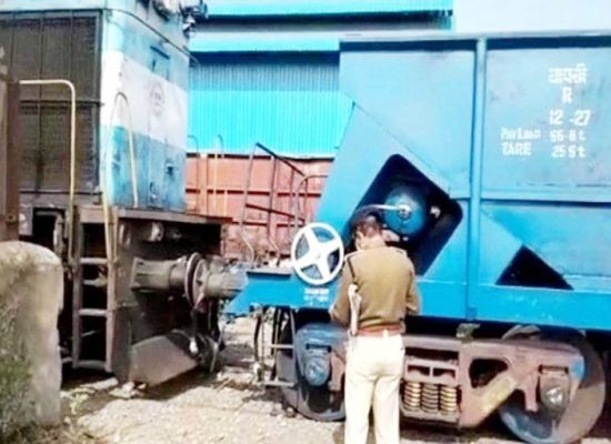   बोगियों के बीच दबकर रेलकर्मी की मौत, जांच