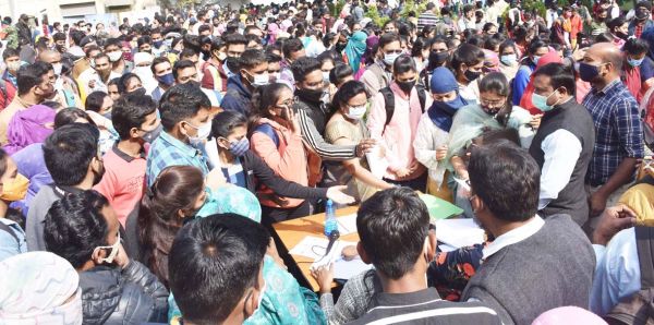 राजधानी में बेरोजगारों की उमड़ी भीड़ ने प्रदेश सरकार के 5 लाख नौकरियों को सरेआम बेनकाब किया-सुन्दरानी