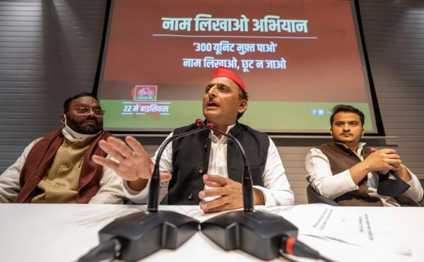 अखिलेश ने अपर्णा यादव पर ली चुटकी, गाय को लेकर योगी को घेरा