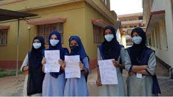 कर्नाटकः हिजाब पहनकर क्लास में जाना राजनीतिक विवाद है या क़ानूनी