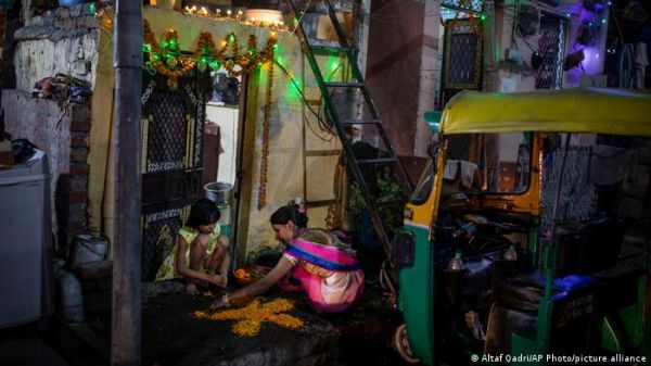 'ईश्वर की मार' मानकर पर्यावरण परिवर्तन से गरीब होतीं महिलाएं