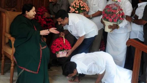 ‘छत्तीसगढ़’ का संपादकीय :  सत्ता तो बददिमाग़ हुए बिना रह भी गई होती, चापलूसों ने गर रहने दिया होता तो..