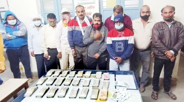  जुआ फड़ में दबिश, दर्जनों में दस हाथ लगे,