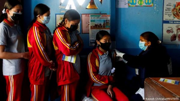 कोरोना संक्रमण के बढ़ते मामलों के बीच नेपाल में टीके की 25 लाख खुराक ‘गायब’