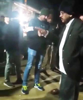  भाजपा के पूर्व मंत्री राजवाड़े का पान ठेले वाले  को धमकी देते, धक्का देते वीडियो वायरल...