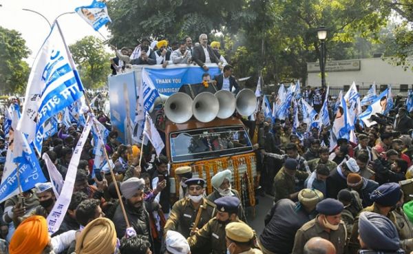 चुनाव आयोग ने राजनीतिक रैलियों, रोड शो पर पाबंदी 31 जनवरी तक बढ़ाई, डोर-टू-डोर पर नए दिशानिर्देश