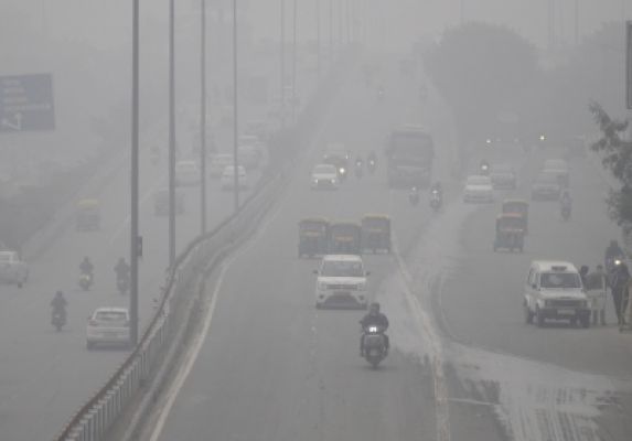 दिल्ली में छाया घना कोहरा, कड़ाके की ठंड जारी