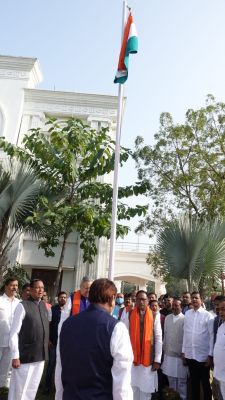 भाजपा कार्यालय में रमन सिंह ने किया ध्वजारोहण