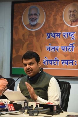 भाजपा के 12 विधायकों का निलंबन रद्द करने का सुप्रीम कोर्ट का फैसला ऐतिहासिक : फडणवीस