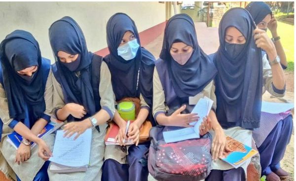 हिजाब पर पाबंदी क्यों ?