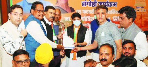 रायपुर एयरपोर्ट, सुविधाओं पर सुझाव तथा कार्गो हब बनाने छत्तीसगढ़ चेम्बर का सिंधिया को आग्रह