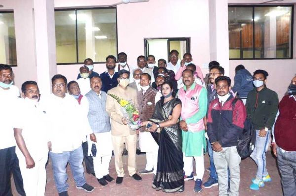 मानिकपुरी पनिका समाज के पदाधिकारी मिले विस अध्यक्ष चरणदास व सांसद ज्योत्सना महंत से