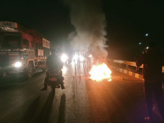 देखते-देखते जल उठी बाइक, दो की मौत