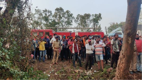 डंपर पलटा, ड्राइवर केबिन में फंसा