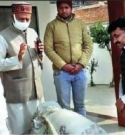 सपा प्रत्याशी ने योगी के खिलाफ लड़ाई में भाजपा नेताओं से मांगा आशीर्वाद